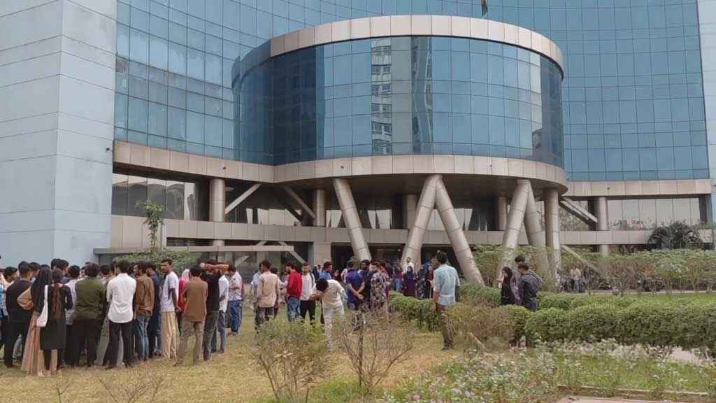 তিন মাসের বেতন বকেয়া, যশোরে ‘চালডাল কল সেন্টারে’ বিক্ষোভ-ভাঙচুর